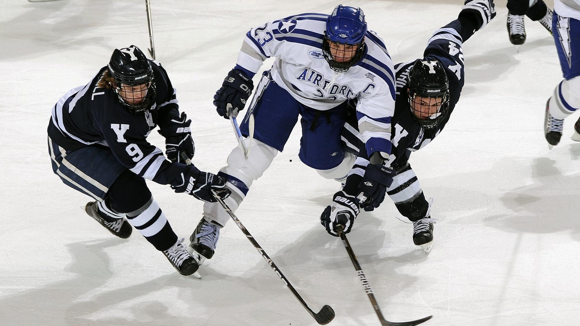 曼联中场洗牌引发震荡，麦克托米奈离队决策遭马蒂奇与滕哈格公开质疑